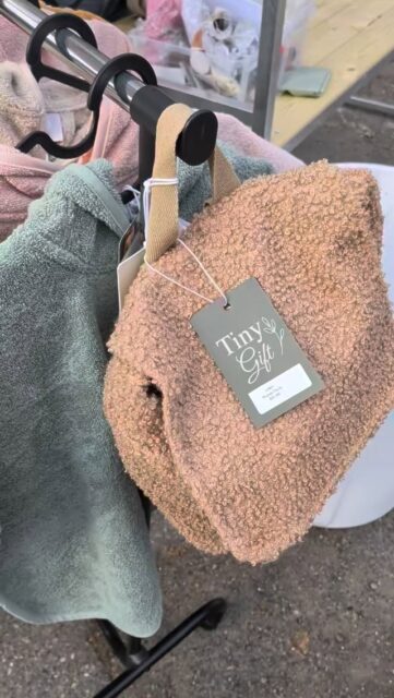 Wij staan met regelmaat op verschillende markten. Afgelopen weekend stonden we op de Lentemarkt in Spijkenisse.#jollein #tinygift #markt